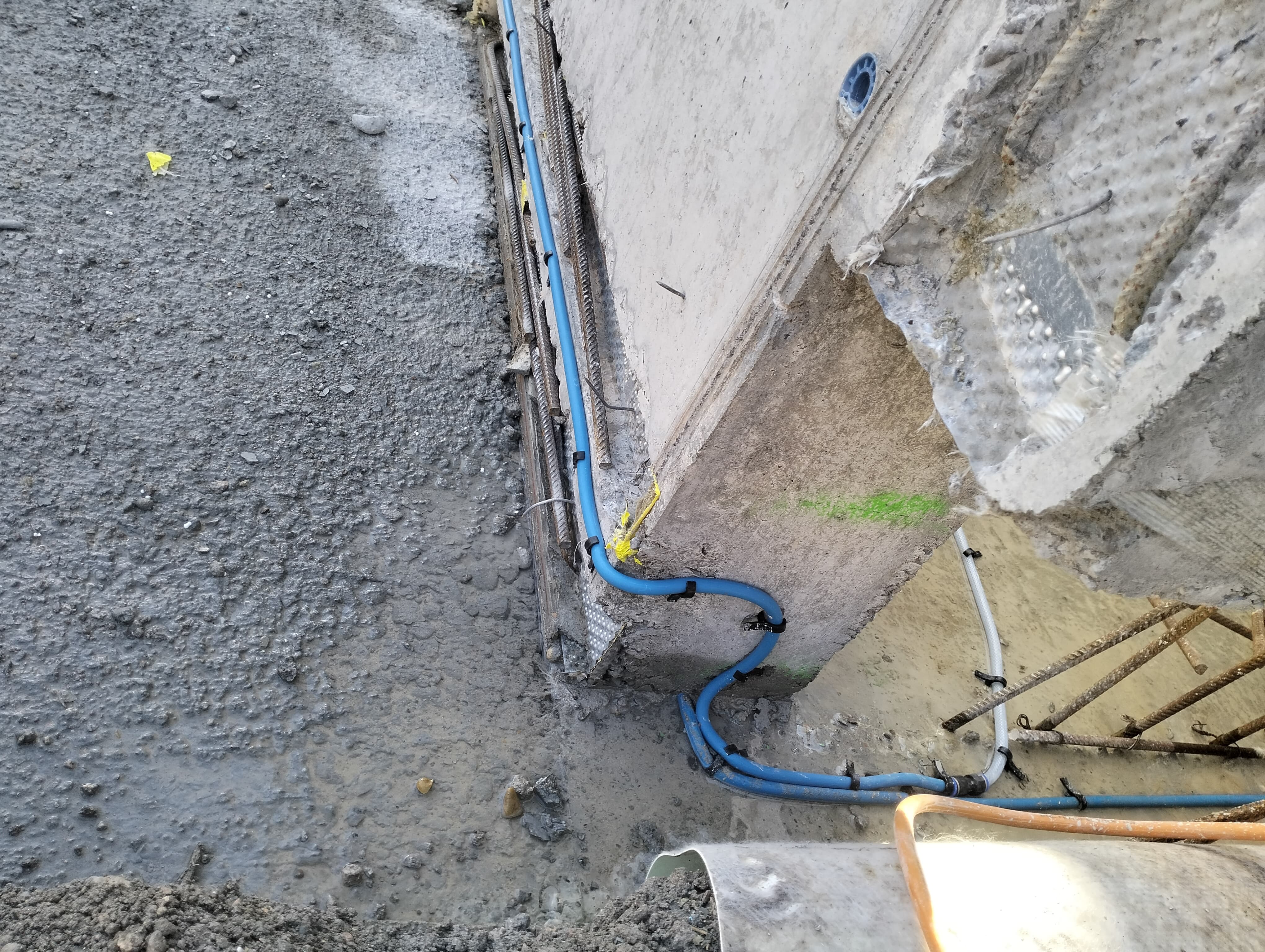 Installation of injection hoses in concrete structure